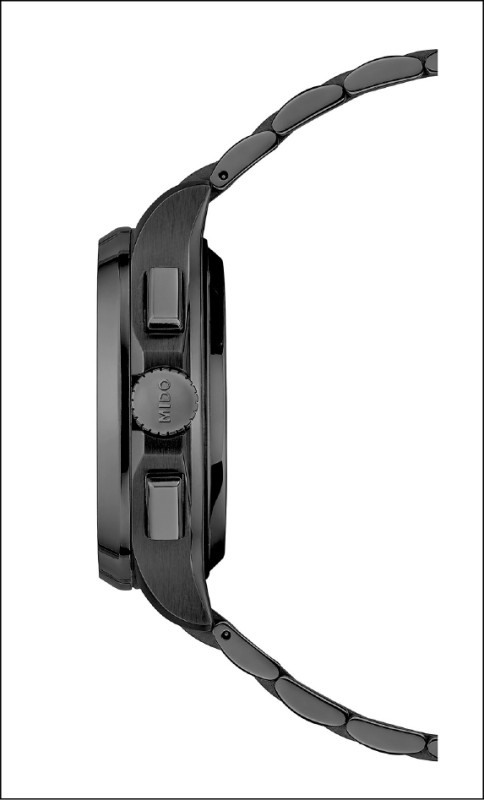 不鏽鋼錶殼和鍊帶以全黑PVD電鍍營造強悍風格。