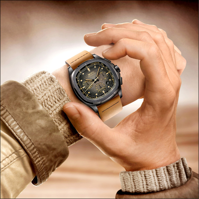 米色皮革錶帶呼應錶盤配色，整體流露復古氣息。