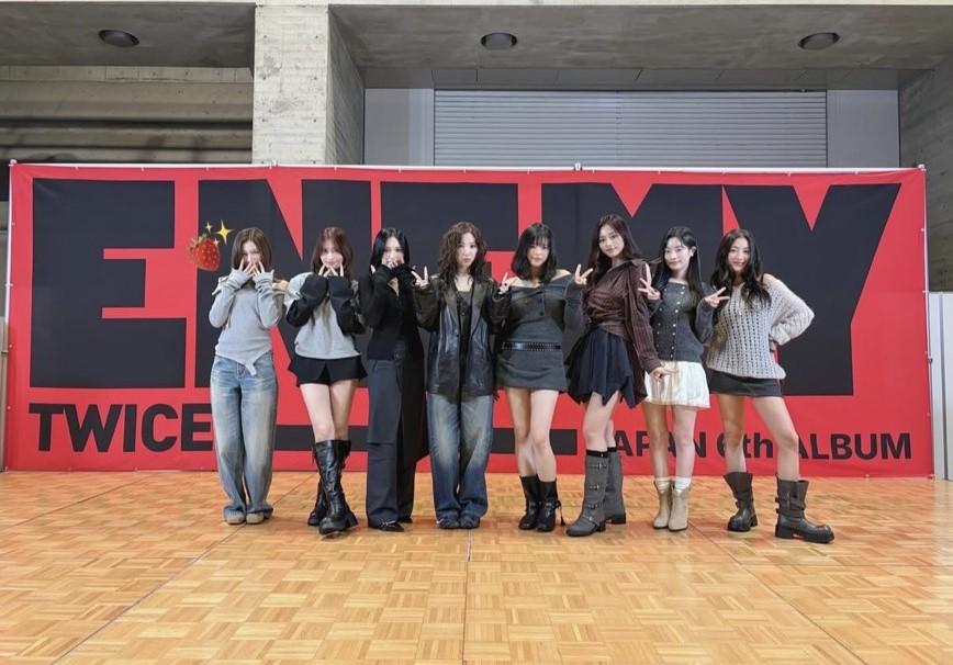 TWICE在東京的宣傳活動，全員選穿街頭個性風格現身。（翻攝自instagram）