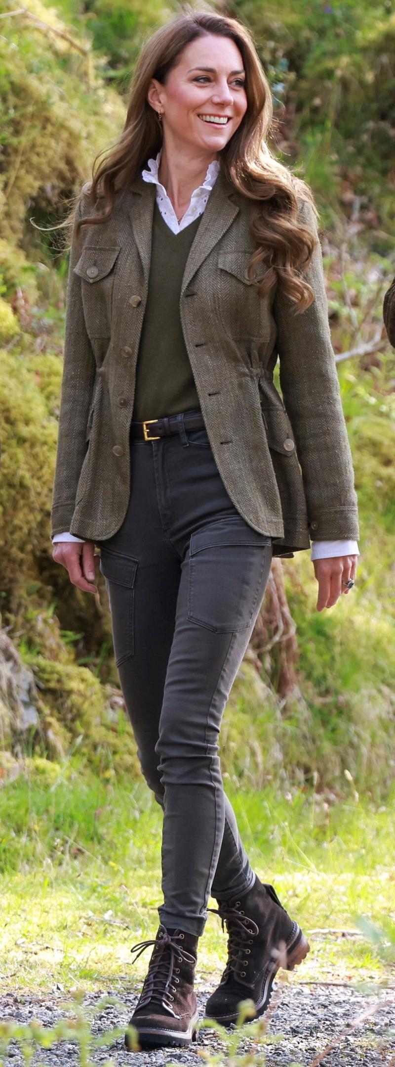 卡其粗花呢tweed外套，下搭緊身牛仔褲與多次搭配曝光的See by Chloé絨面短靴。（路透）