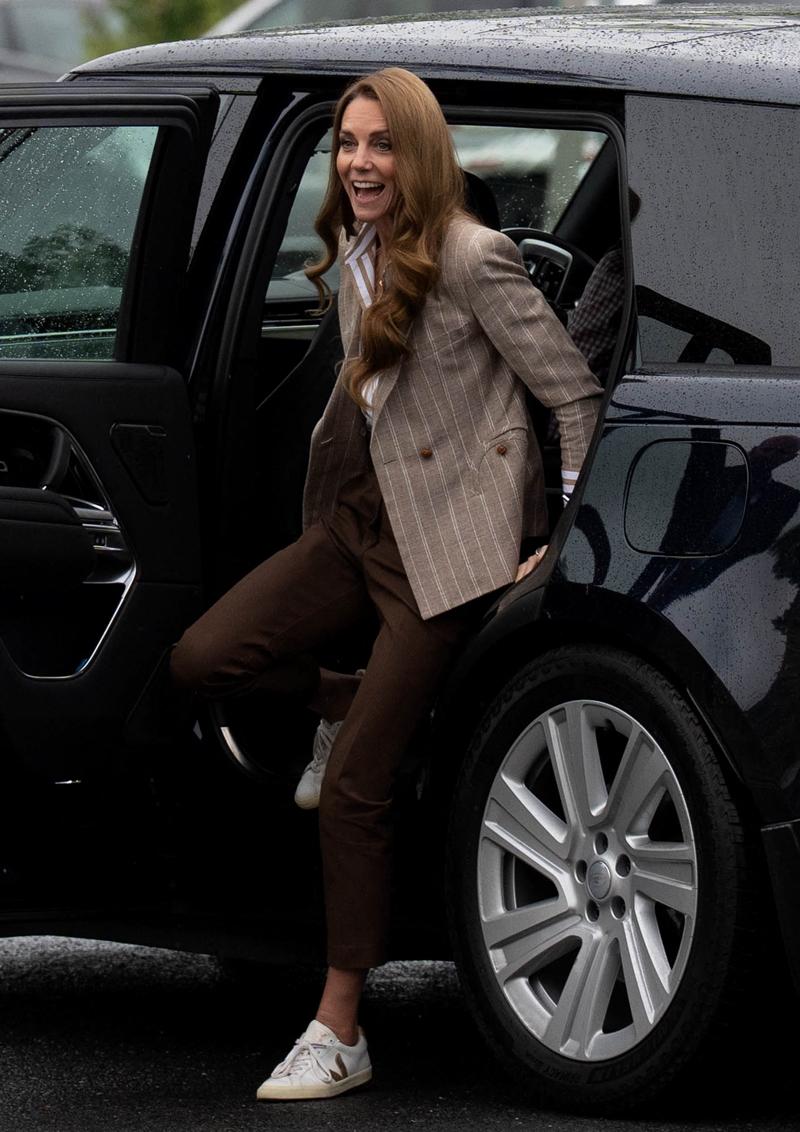 Ralph Lauren和Blazé Milano的襯衫、西服及長褲，腳踩法國最潮小白鞋VEJA。（美聯社）