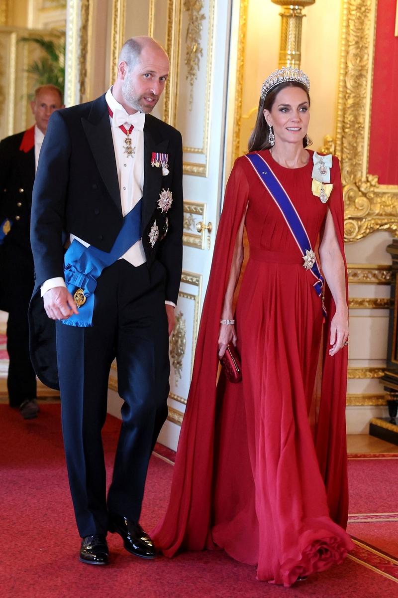 Sarah Burton為Givenchy設計的暗紅色絲質縐褶晚禮服。（路透）