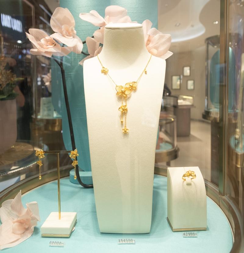 「蘭之本質」系列主推作品尚包含「華之蘭」純金項鍊與耳環、「綺之蘭」純金串珠手鍊等。（Ever Rich Jewelry提供）