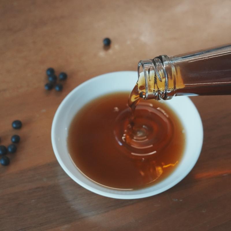 台南味黑豆醬油，展現土地風味的深度。（林百貨提供）