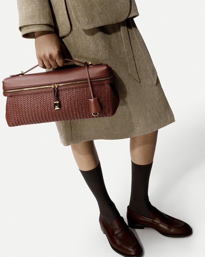 全新低調優雅的手袋持續推出。（Loro Piana提供）
