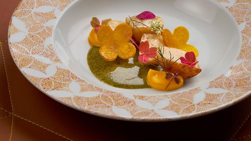 暖番紅花色Constellation餐瓷盛裝精緻美食。（Louis Vuitton提供）