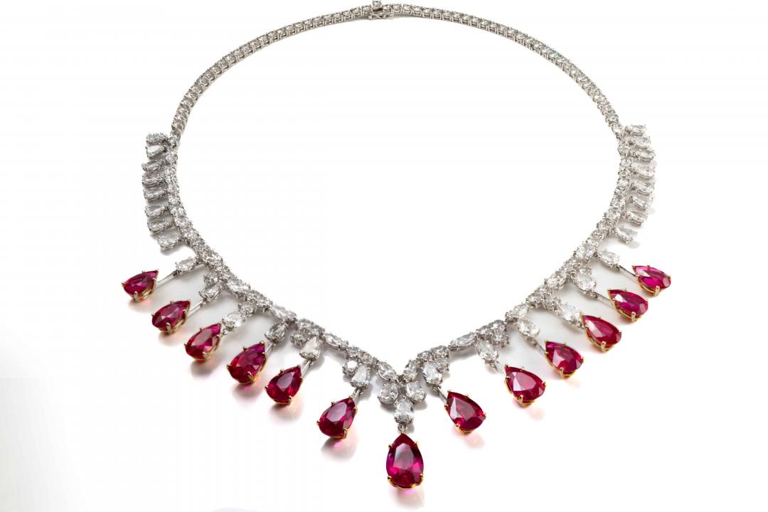 水滴形緬甸紅寶鑽石項鍊，由陳正勳發想。