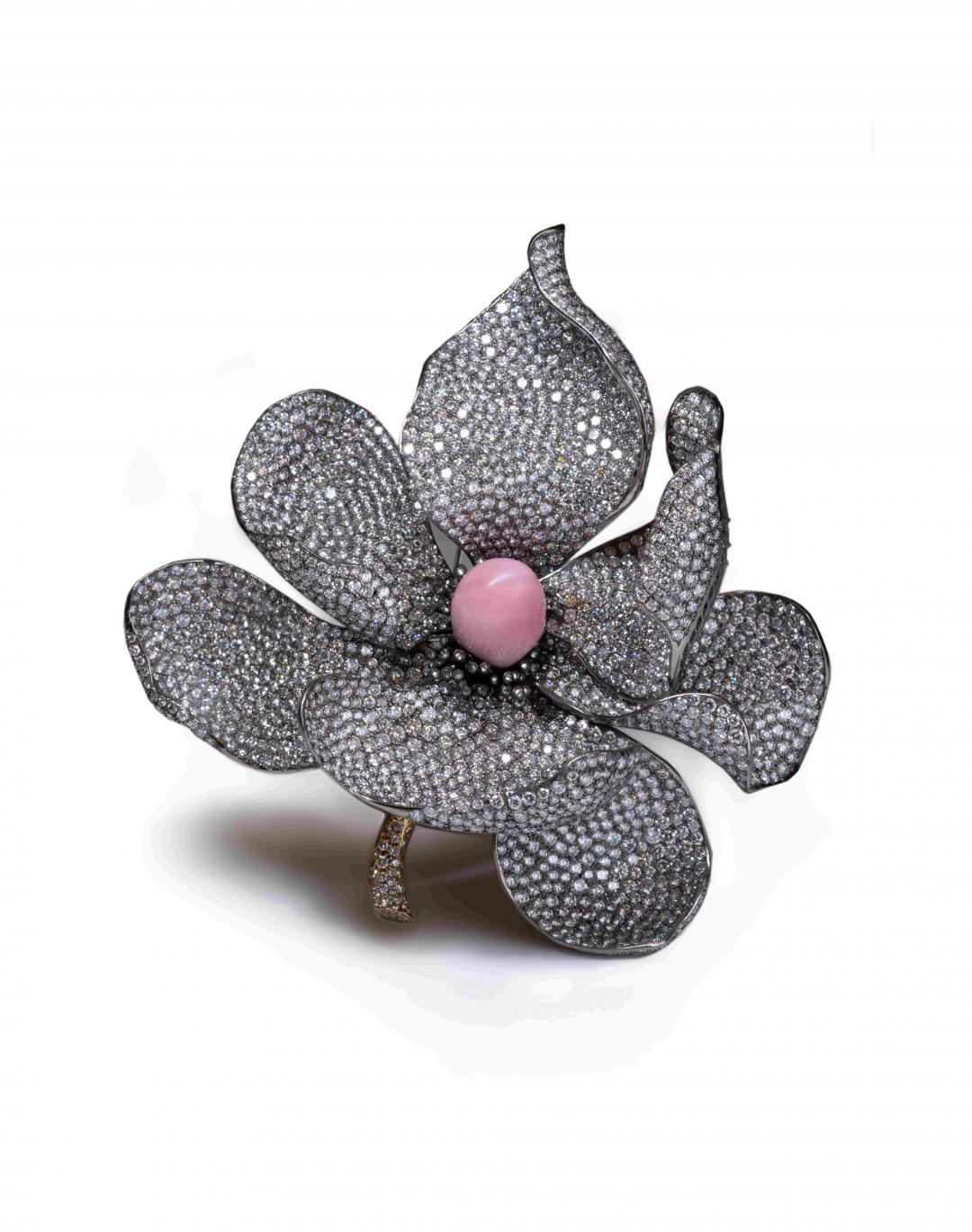 孔克珍珠鈦金屬花朵胸針，新加坡設計師EDMOND CHIN的創作。