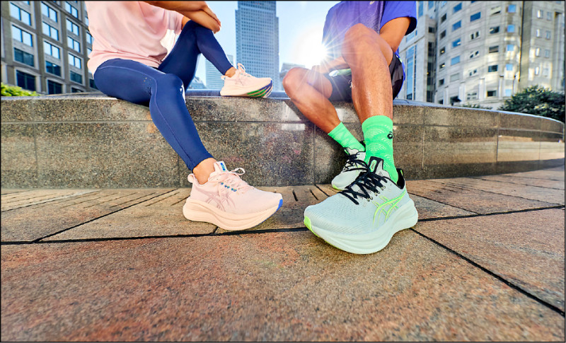 全新ASICS GEL-NIMBUS 28頂級緩震跑鞋改代上市，輕量再升級，提供多種顏色選擇。