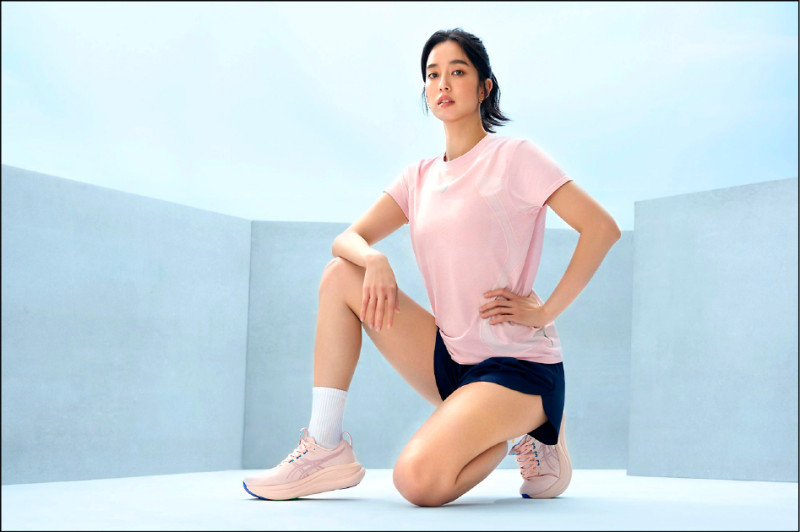 ASICS品牌形象大使陳庭妮穿上最新改版的GEL-NIMBUS 28與P.LIFE系列服飾，詮釋運動時尚風格。