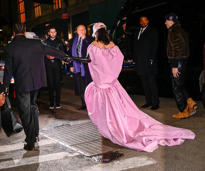 從背後看的長裙襬設計更顯霸氣。（Balenciaga提供）