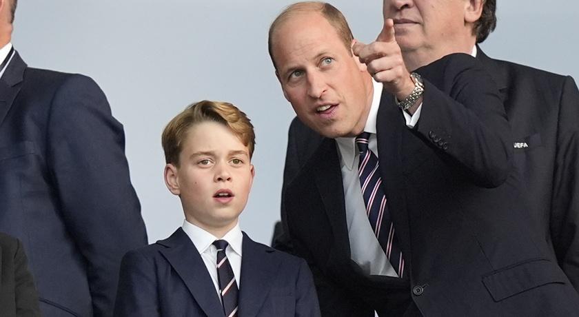 威廉王子(右)與喬治王子(左)。(美聯社)