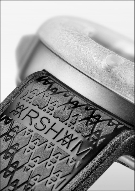 浮雕設計的Arsham Monogram黑色橡膠錶帶，為錶款帶來豐富細節。