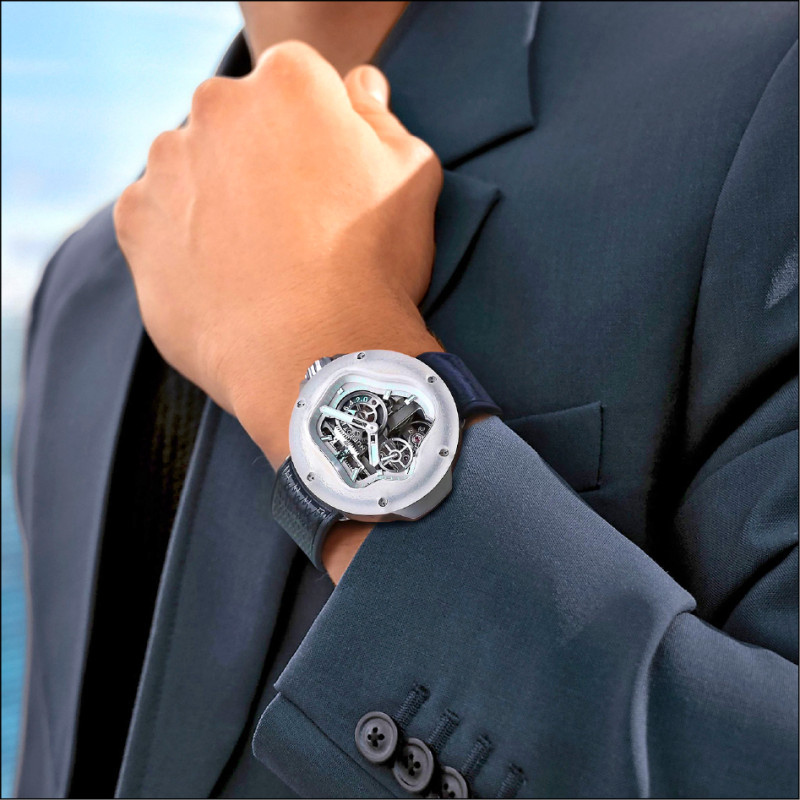 Hublot利用藍寶石材質打造出多款夢幻且具未來感的腕錶，外型前衛的Arsham Splash錶款，也能與正式西服完美相襯。