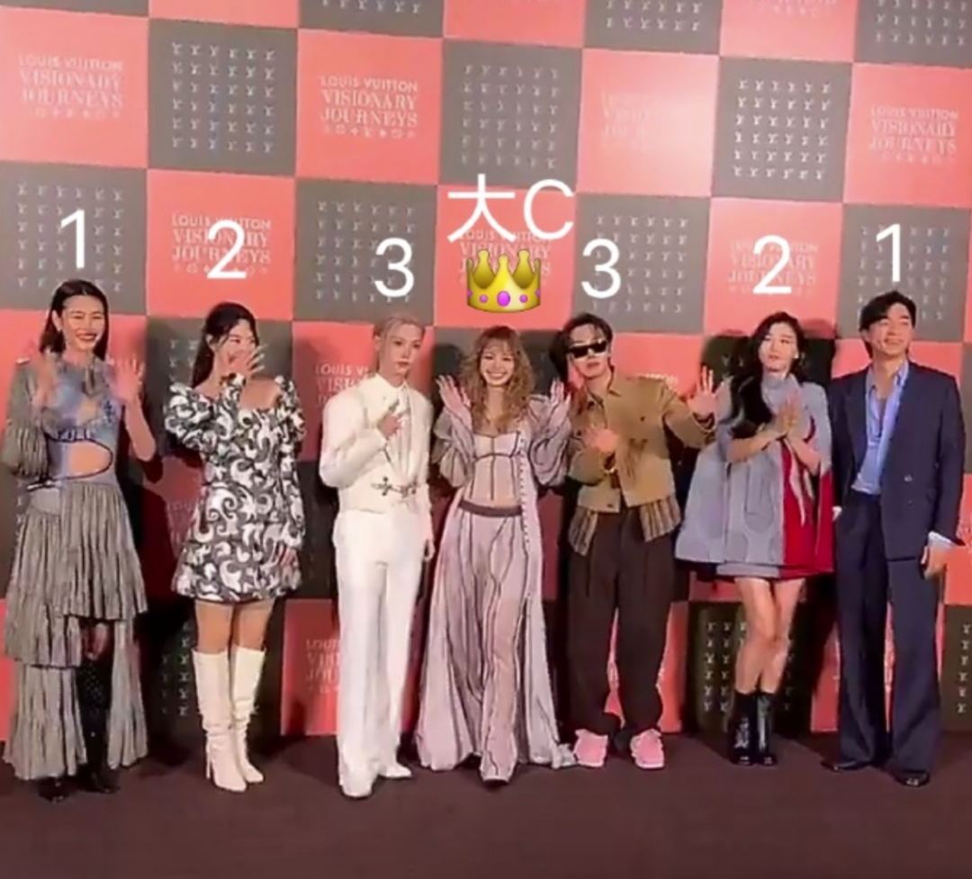 大合照時，Lisa穩穩站在C位。