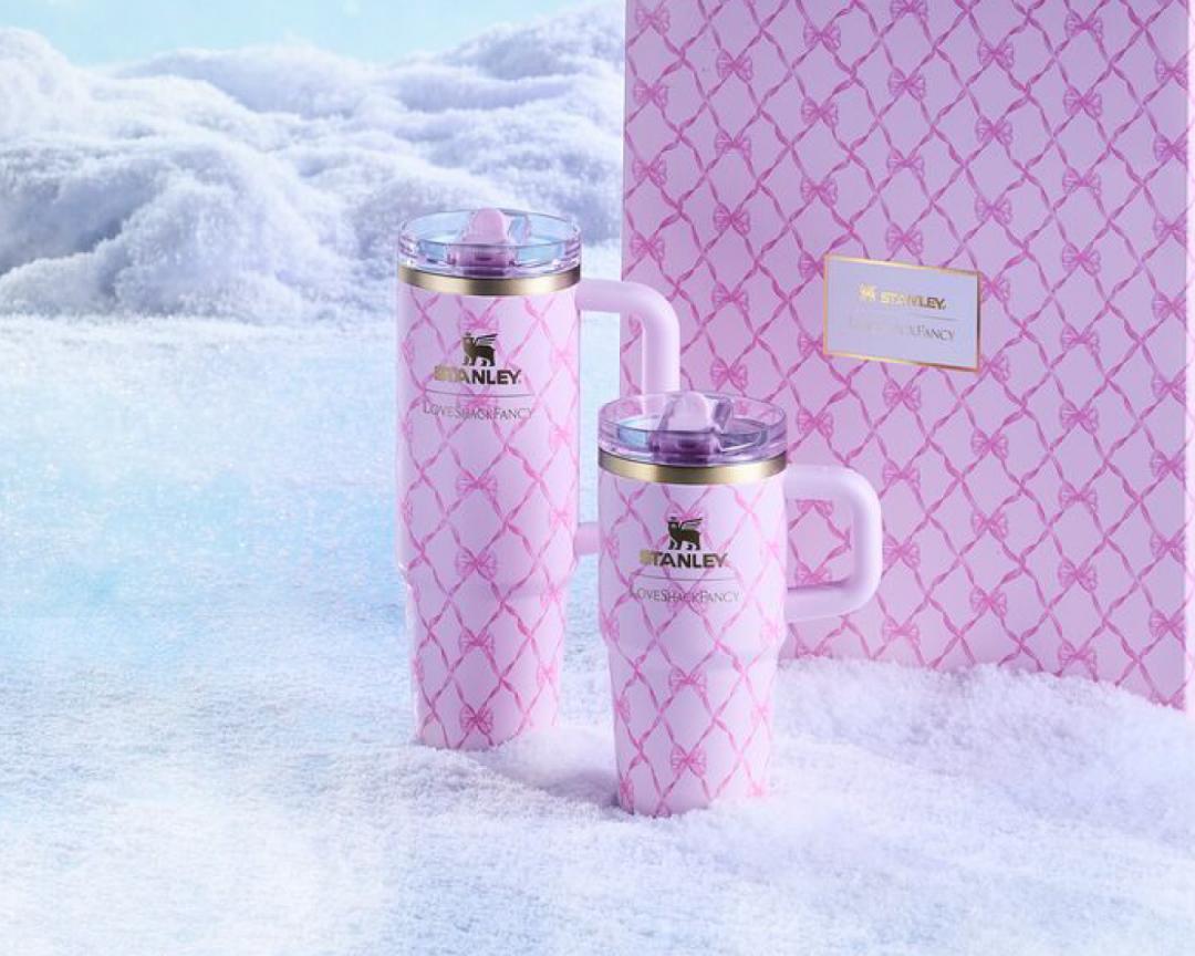 Stanley x LoveShackFancy Pink Peppermint緞語甜心防漏吸管隨手杯，0.88L 1,880元、0.59L 1,750元。