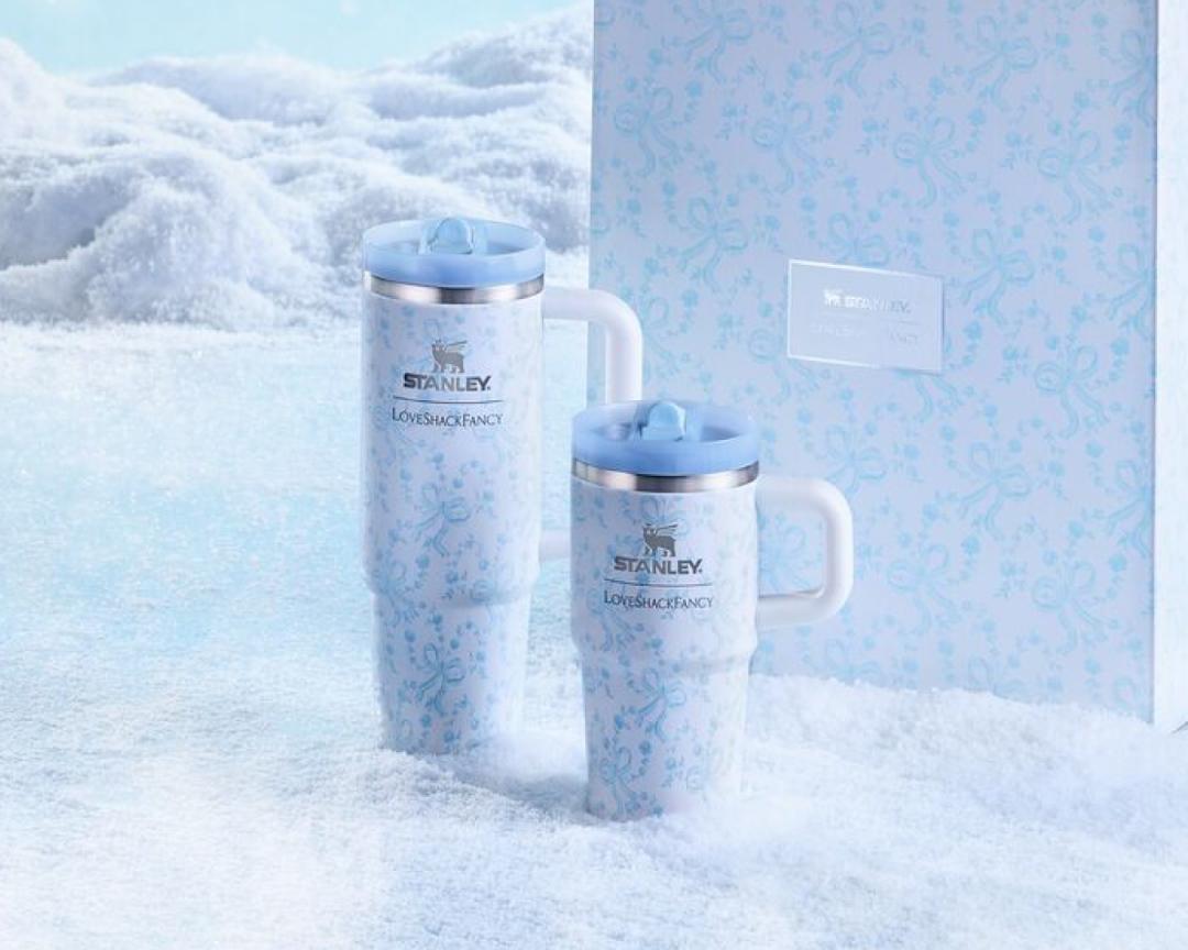 Stanley x LoveShackFancy Winter Ice夢幻冰雪防漏吸管隨手杯，0.88L 1,880元、0.59L 1,750元。