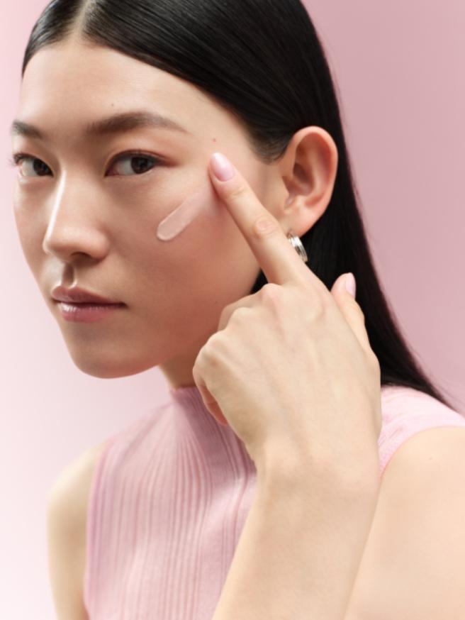 冬季底妝怎麼上才能同時達到光澤、校色、服貼又持久？專業彩妝師指出，做對底妝前置與潤色隔離霜的步驟是關鍵。