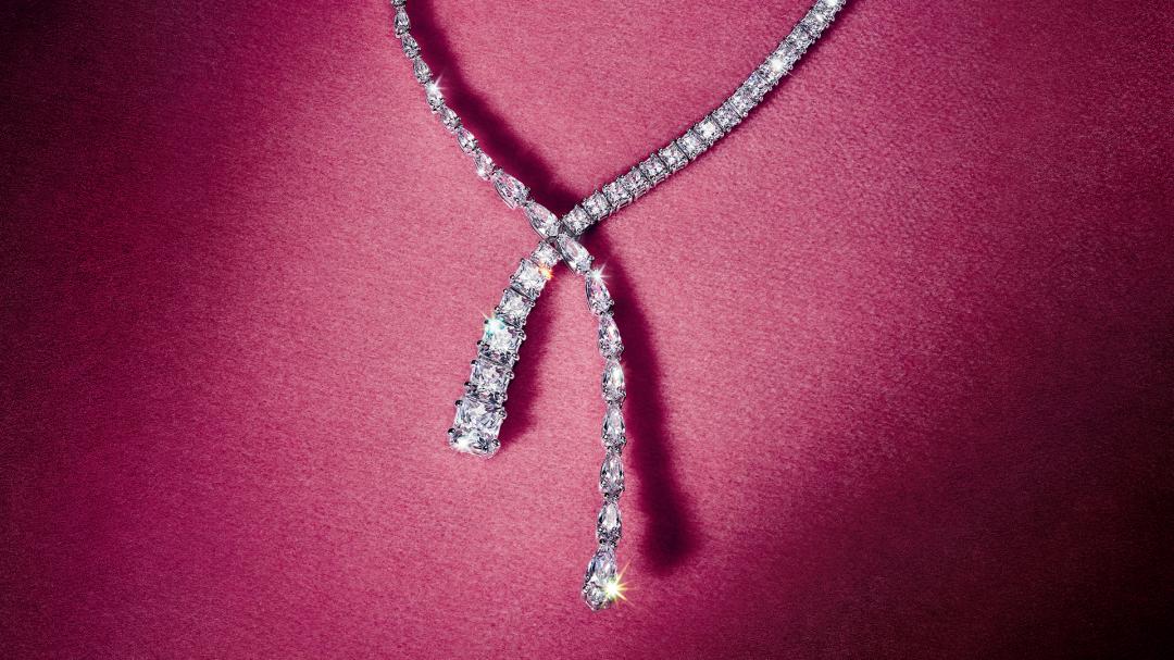 Matrix Y形項鍊18,000元。