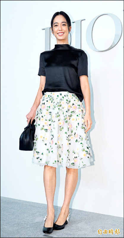 現身Dior節慶酒會的陳庭妮表示，自己非常喜歡Jonathan Anderson的設計作品，並給予身上穿的黑色絲綢上衣、花卉裙裝「藝術品」的高評價。（記者潘少棠攝）