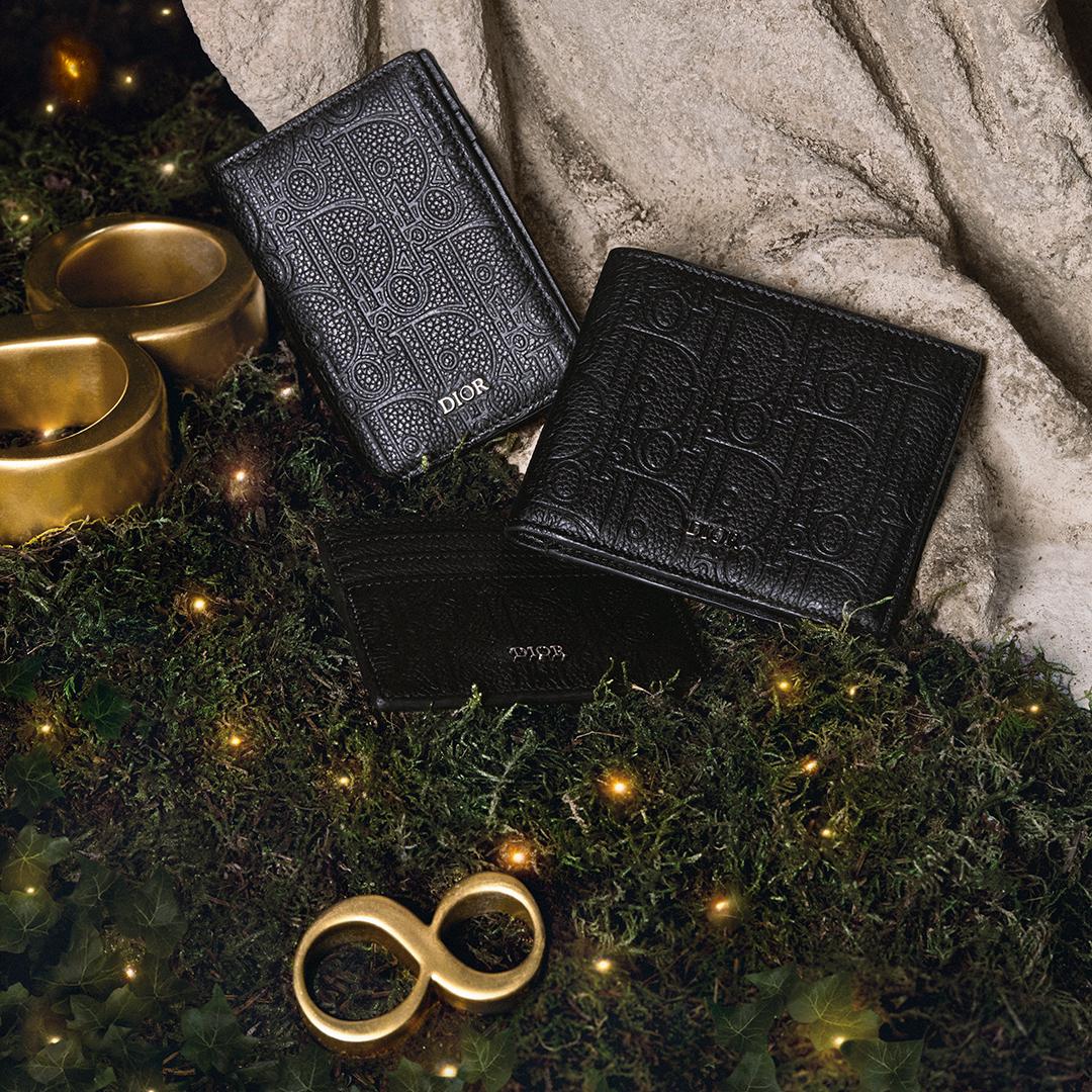 Dior Oblique緹花圖騰打造的男士皮件，雖然低調仍饒富細節。價格店洽。