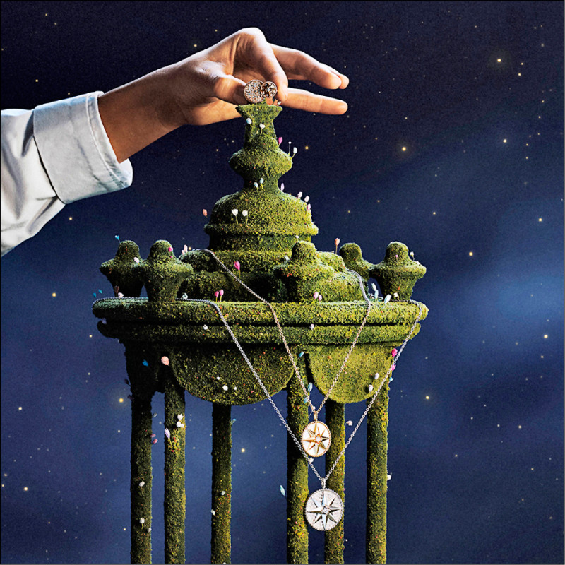 Rose des Vents系列獨有的八芒星設計，幻化成戒指、項鍊捎來佳節的美好祝福。價格店洽。