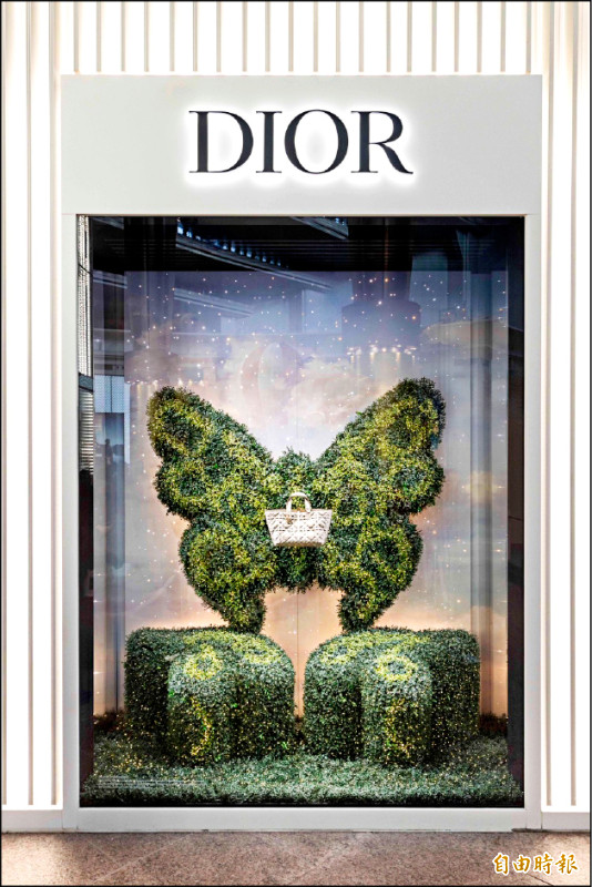 Dior為台北101旗艦店打造全新節慶氛圍，以魔法森林為靈感為購物空間捎來奇幻華麗的體驗。（記者余崇慧攝）