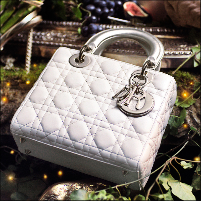 經典Lady Dior手袋成為Dior全新節慶影片中的精採要角。價格店洽。