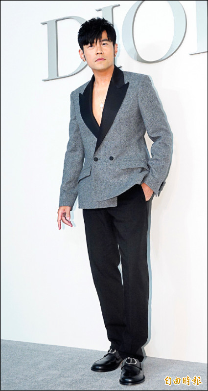 周傑倫身穿灰色西裝搭配黑色西褲帥氣現身，成為節慶酒會現場的目光焦點。（記者潘少棠攝）