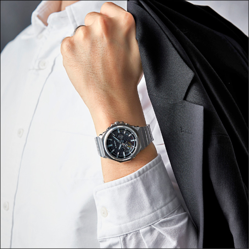 G-SHOCK全新GST-B1000的錶徑和重量皆大幅縮減，更能與正裝相襯。黑色款GST-B1000D-1A，12,000元。