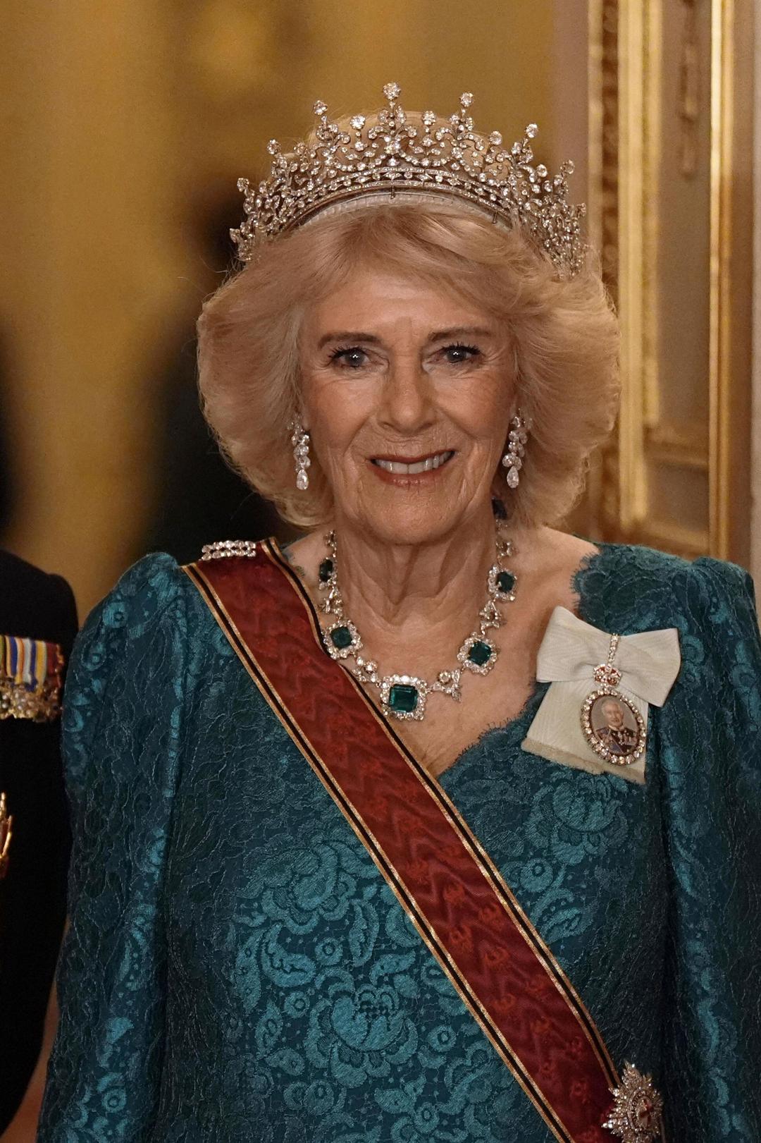 卡蜜拉王後的項鍊和王冠都是女王生前最愛。(路透)