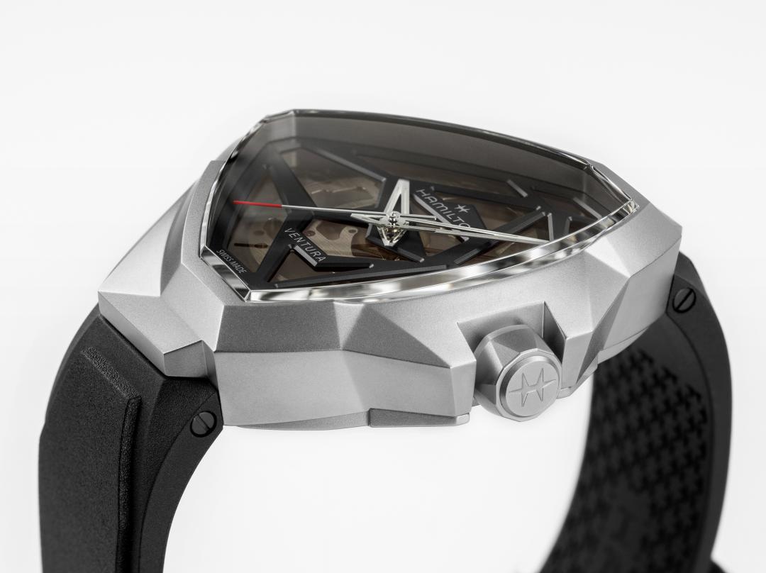 腕錶設計創新大膽，別具建築感，跳脫探險系列錶殼代表性的三角形錶殼結構。