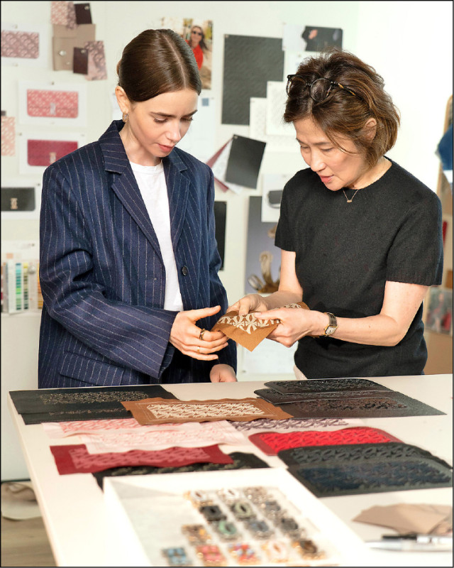 Lily Collins與卡地亞皮件創意總監Marlin Yuson共同討論、設計客製化包款。