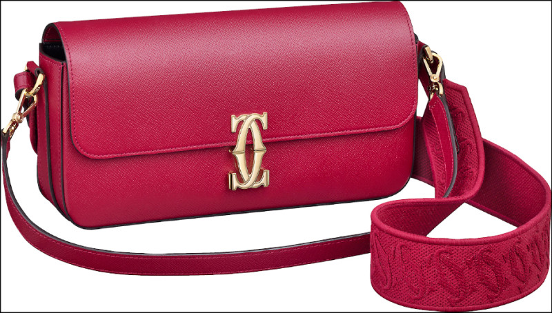 橫式肩背包，附有可調節、拆卸的刺繡肩帶，以及可拆卸的櫻桃紅紋理質感小牛皮提把，123,000元。