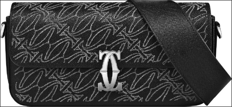 橫式肩背包，黑色紋理質感小牛皮搭配羊毛紗雙C圖案刺繡、鍍鈀飾面搭扣，130,000元。