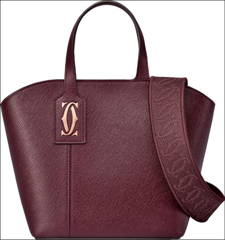 迷你款托特包，葡萄色紋理質感小牛皮，肩帶飾有玫瑰金色飾面雙C標誌，85,000元。