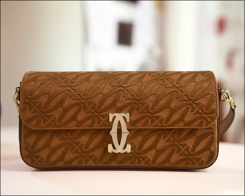 Lily Collins選擇C de Cartier棕色肩背包為客製款基礎，刺繡讓包款兼具美感與耐用性。