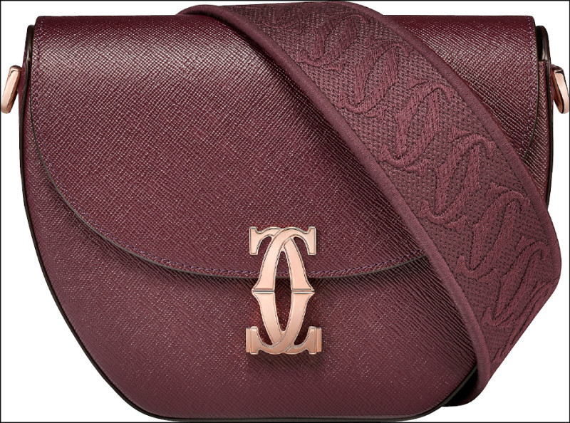 半月形包，葡萄色紋理質感小牛皮、玫瑰金色飾面搭扣，105,000元。