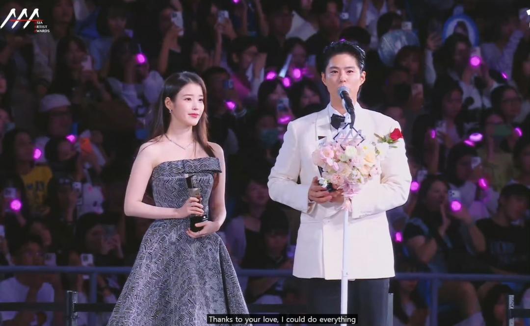 IU、樸寶劍。（翻攝自WEVERSE）