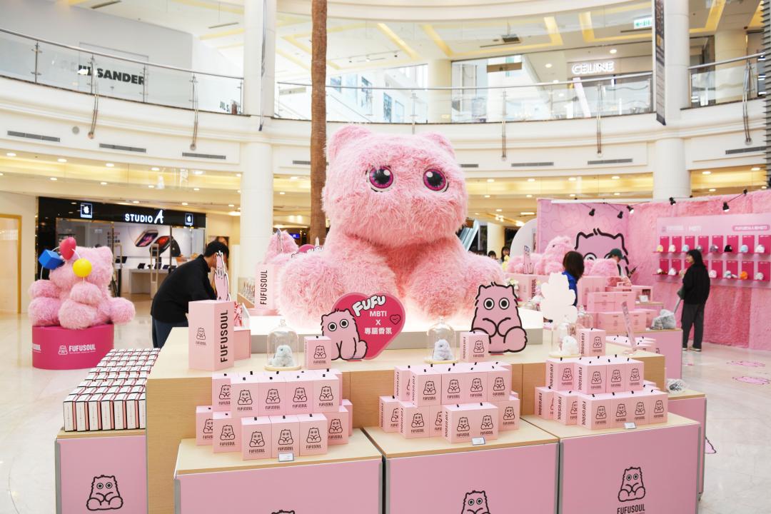FUFUSOUL耶誕暖心快閃店即日起至2026/1/4(日)於微風廣場登場。