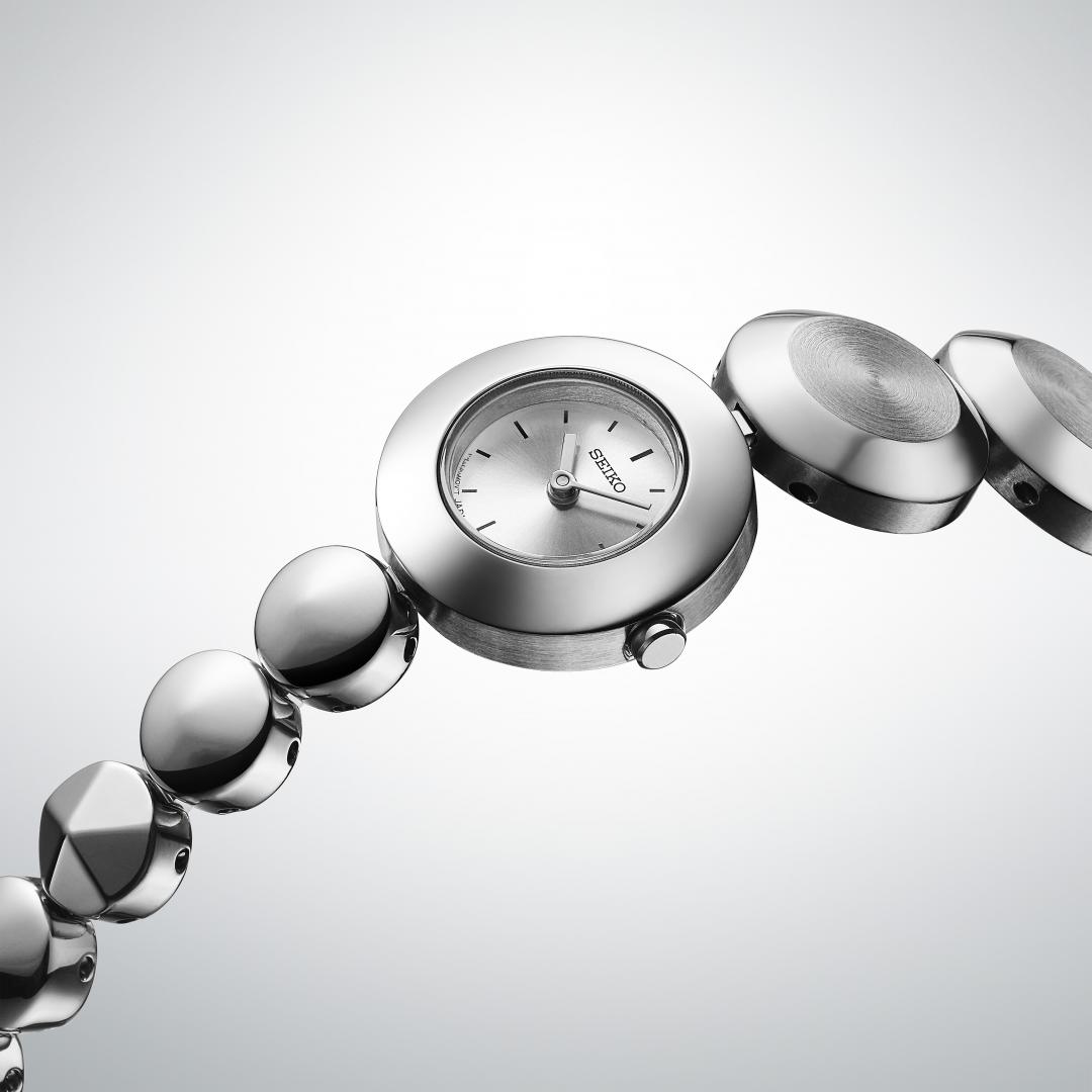 髮絲紋和鏡面拋光交錯，增添光影豐富層次。