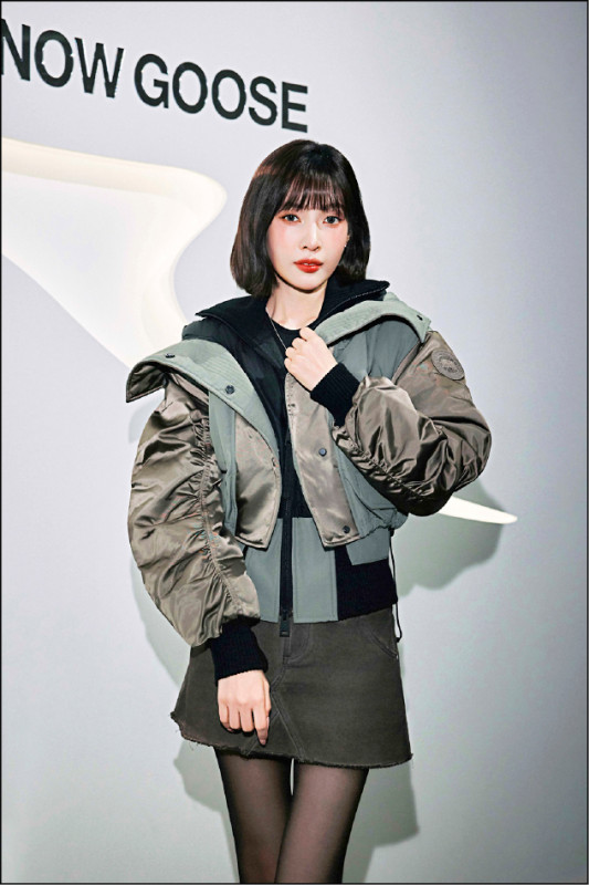 Red Velvet成員Joy穿上短版剪裁的Claremont飛行員夾克，巧妙拉長身形比例，55,400元。