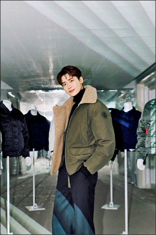 韓星李鍾碩出席Canada Goose新品上市活動，選穿Chilliwack Aviator飛行員外套，45,500元。