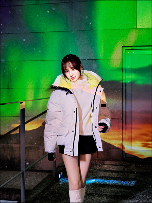 IVE成員Liz穿上電光黃Chilliwack飛行員夾克，此為官網限定款，以美金計價，售價1,450美金，約台幣45,172元。