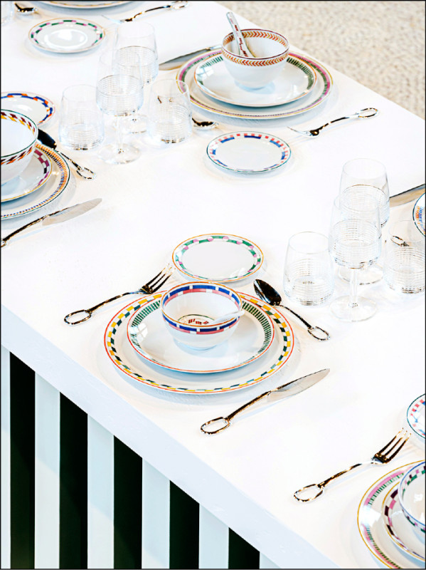 利用各色碗盤疊置的擺盤方式，營造出佳節歡聚餐桌上的豐富視覺。