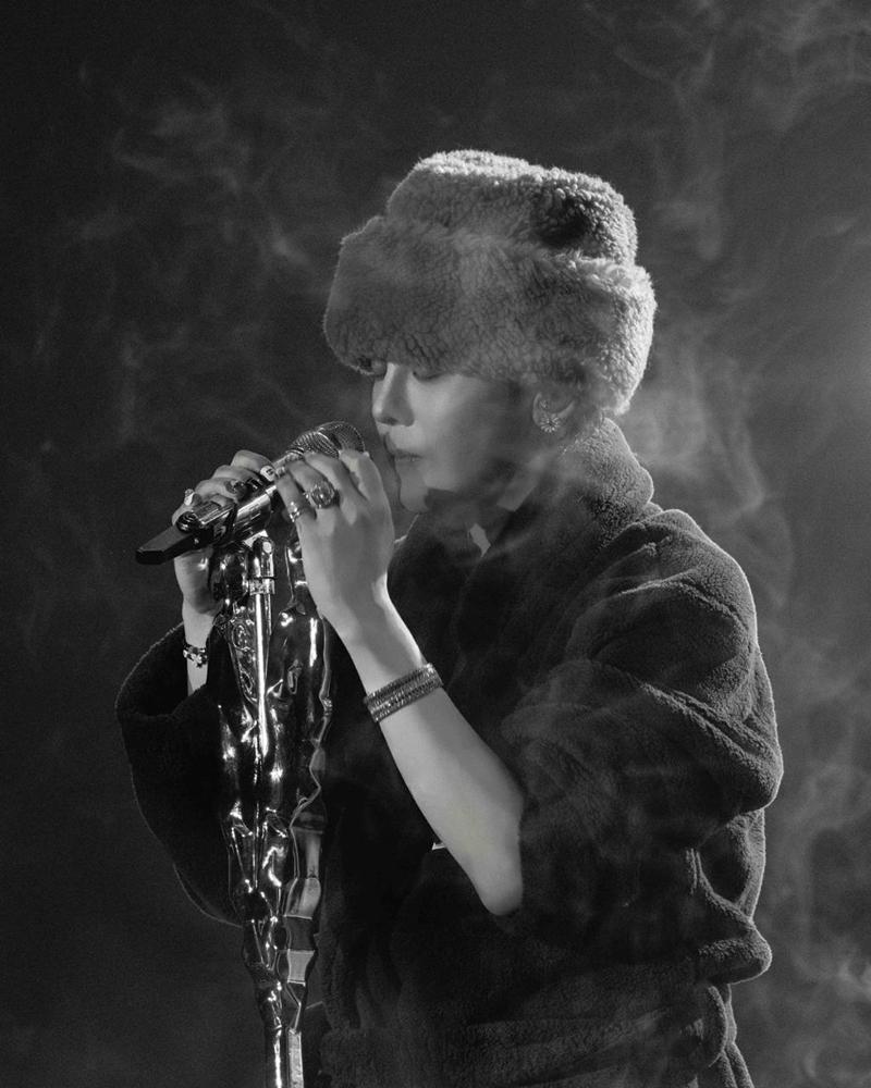 雛菊耳環是GD造型上不可或缺的重要妝點。（SHH，Sincere Haute Horlogerie提供）