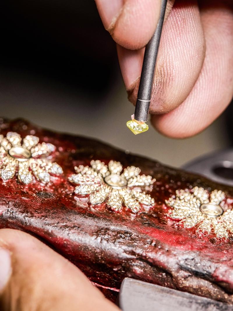 18K白金版花蕊為黃鑽更添奢華細節。（SHH，Sincere Haute Horlogerie提供）