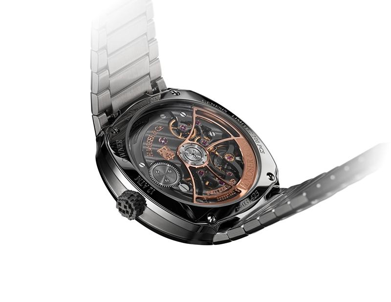 透視後底蓋可欣賞機芯運作，設計為專屬雕飾的實心18K金擺陀刻是一大亮點。（H. Moser & Cie.提供）