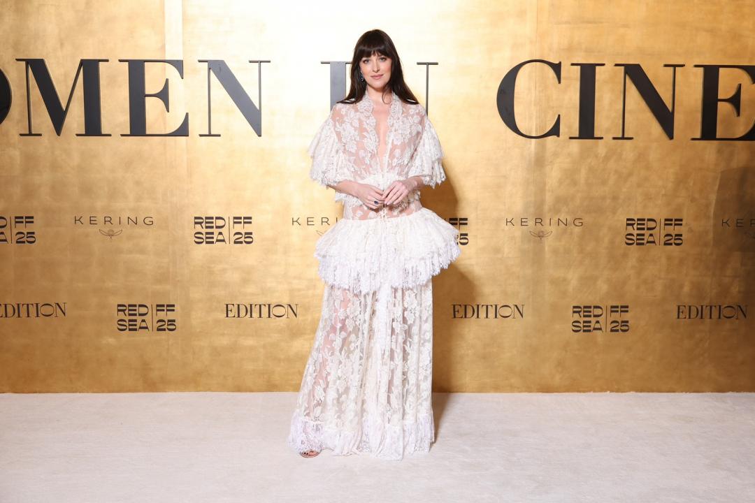 達珂塔強生這套Chloé造型，渾身瀰漫仙氣同時，又因若隱若現的透視面料自帶性感餘韻。