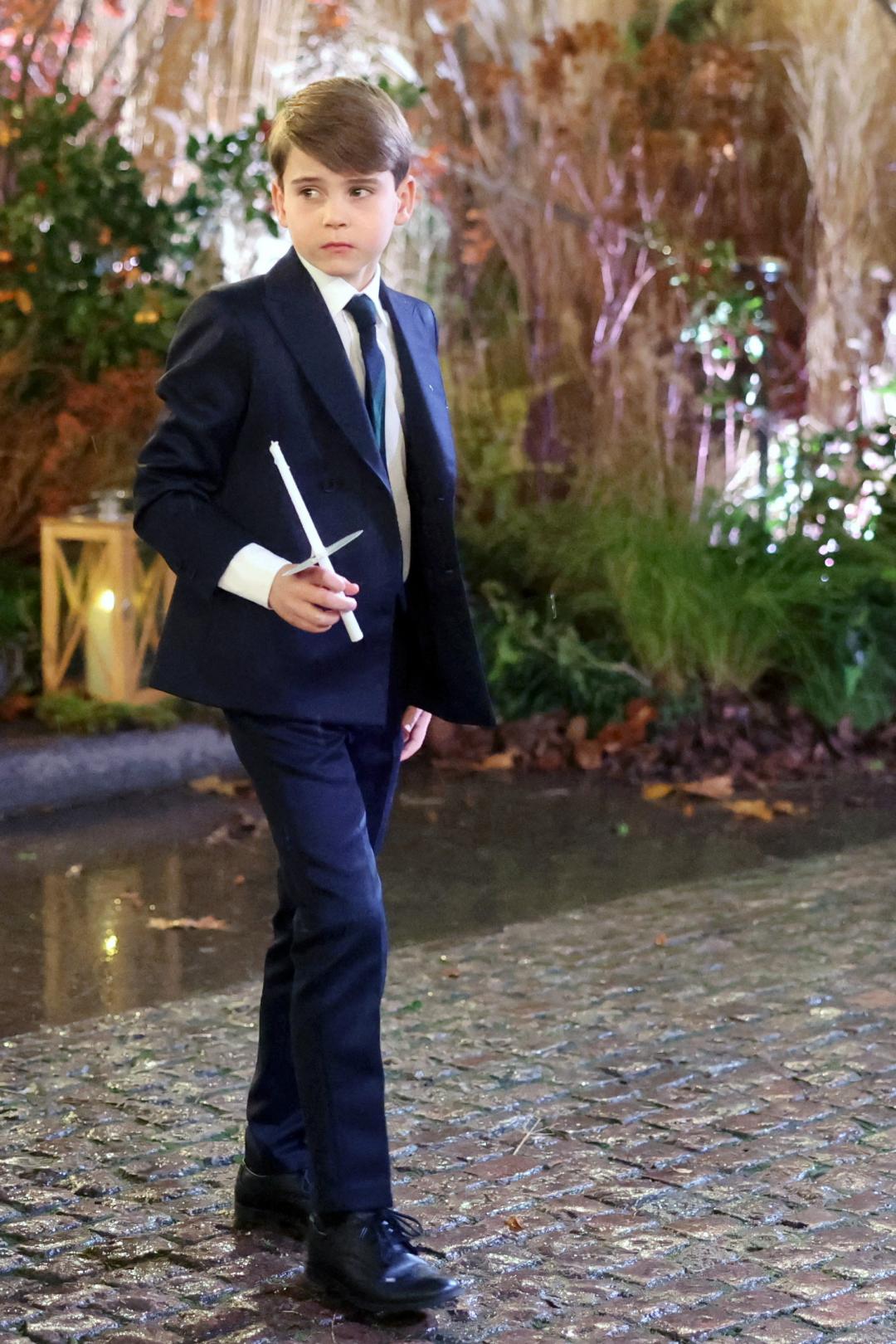 7歲的路易王子變成小紳士。(路透)